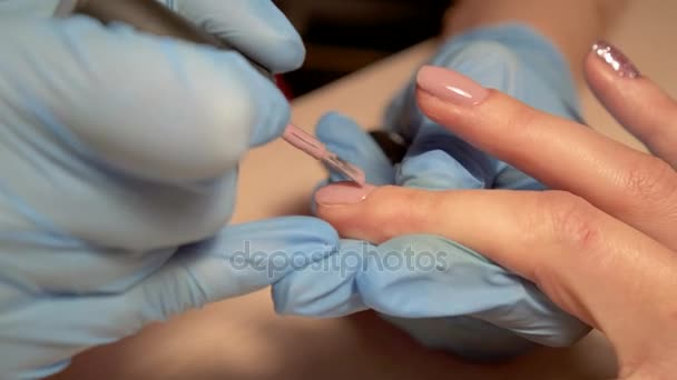 Naglar salong kvinna ta bort nagellack med vävnad för ny manikyr — Stockvideo