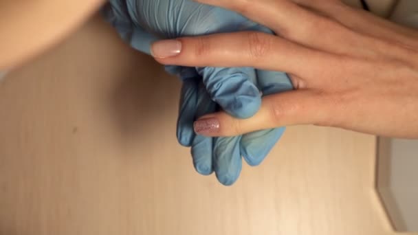 指甲沙龙女人指甲油移除具有新修指甲的组织 — 图库视频影像
