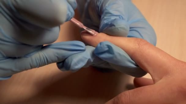 Uñas mujer salón esmalte de uñas quitar con tejido para la nueva manicura — Vídeo de stock