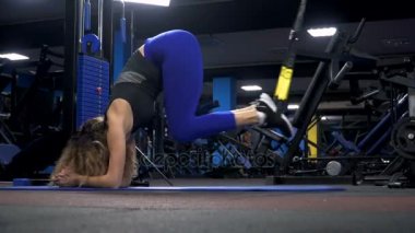 Genç çekici kadın fitness askıları spor salonları Studio ile abs crossfit eğik eğitim çekirdek. Trx