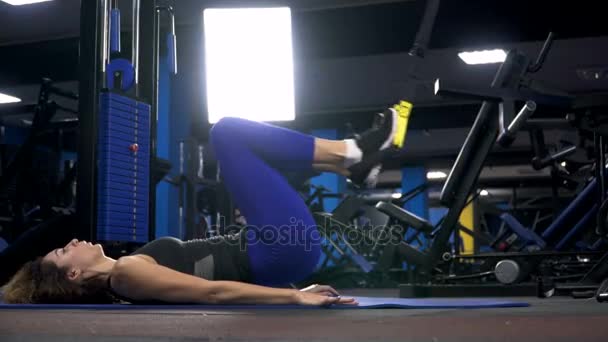 Mujer atractiva joven hace core abs crossfit entrenamiento oblicuo con correas de fitness en el estudio de gimnasios. TRX — Vídeos de Stock