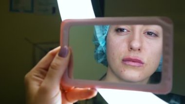 Şevval Özçelik Güzellik plastik dudak enjeksiyon yapmak. Dudak büyütme bir klinikte genç kadın
