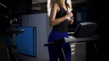 Spor salonunda egzersiz yapan genç bir kadın.