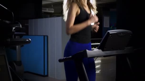 Ung kvinna tränar på gymmet — Stockvideo