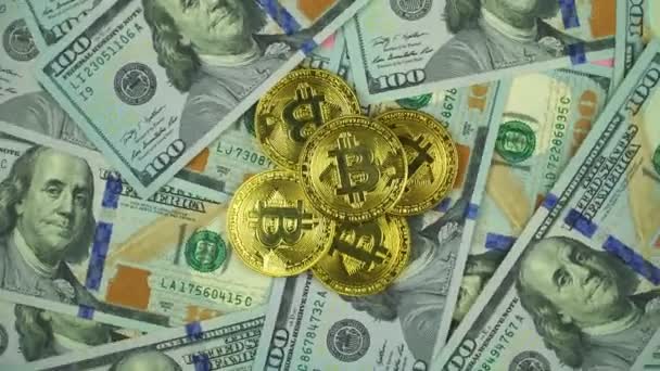 Moneda de oro Bit Monedas BTC que giran en billetes de 100 dólares. criptomoneda de Internet virtual en todo el mundo y sistema de pago digital. Moneda digital moneda criptomoneda en la granja Bitcoin en el ciberespacio digital — Vídeo de stock