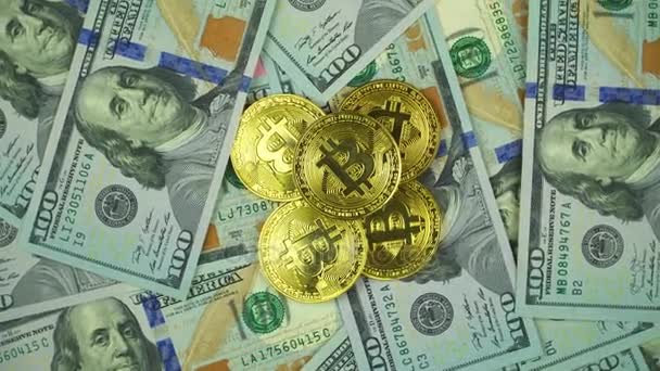 Btc-Goldmünzen rotieren auf 100-Dollar-Scheinen. weltweit virtuelle Internet-Kryptowährung und digitales Zahlungssystem. Kryptowährung digitales Münzgeld auf Bitcoin-Farm im digitalen Cyberspace — Stockvideo