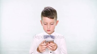 Erkek bebek başparmak yukarı ve tablet veya smartphone ile oynamak beyaz arka plan üzerinde gösterir