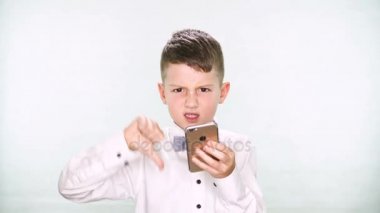 Erkek bebek başparmak aşağı ve tablet veya smartphone ile oynamak beyaz arka plan üzerinde gösterir