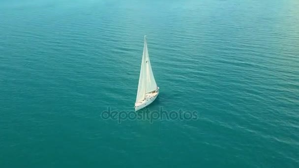 A jacht nyílt tengeren vitorlázik. Vitorlás hajó. Jacht a drónról. Hajós videó. Yacht felülről. Vitorlás hajó a drónról. Vitorlás videó. Jachtozni szeles napokon. Egy jacht. Vitorlás hajó. — Stock videók