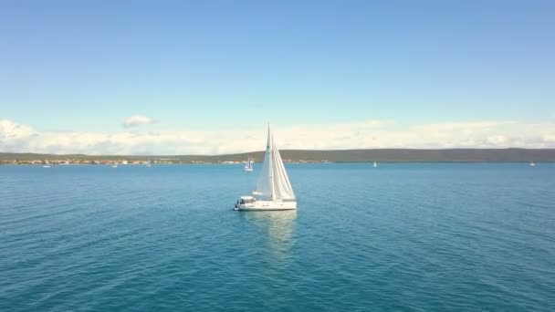 Segling på öppet hav. Segelbåt. Yacht från drönare. Yachting video. Yacht uppifrån. Segelbåt från drönare. Segling video. Segling på blåsig dag. Båten. Segelbåt. — Stockvideo