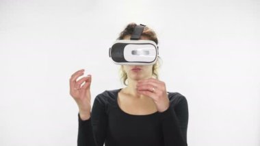 Gelecek şu andır. Güzel genç kadın VR bardaklarda Oyun oynama. Güzel kadına bir şey modern sanal gerçeklik gözlükle dokun