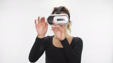 Gelecek şu andır. Güzel genç kadın VR bardaklarda Oyun oynama. Güzel kadına bir şey modern sanal gerçeklik gözlükle dokun