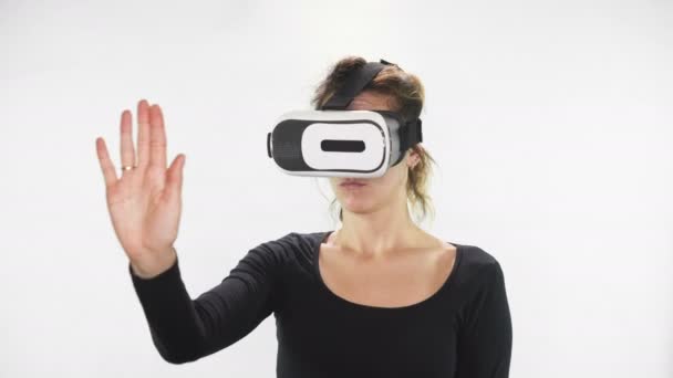 Il futuro è adesso. Bella giovane femmina gioco in vr occhiali. Bella donna toccare qualcosa utilizzando moderni occhiali realtà virtuale — Video Stock