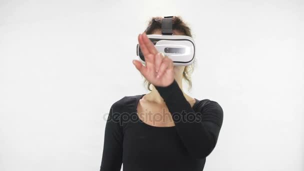 Будущее сейчас. Молодая женщина играет в VR-очки. Красивая женщина трогает что-то с помощью современных очков виртуальной реальности — стоковое видео