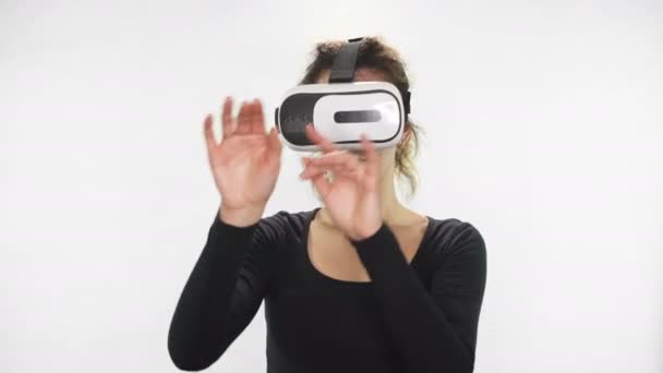 L'avenir est maintenant. Belle jeune femme jouant jeu dans des lunettes vr. Belle femme toucher quelque chose en utilisant des lunettes de réalité virtuelle moderne — Video