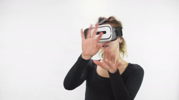 Budoucnost je již dnes. Krásná mladá žena hrát hru v vr brýle. Krásná žena dotknout se něčeho pomocí moderní virtuální realita brýle — Stock video