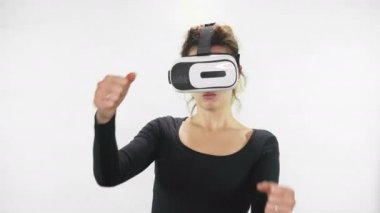 Gelecek şu andır. Güzel genç kadın VR bardaklarda Oyun oynama. Güzel kadına bir şey modern sanal gerçeklik gözlükle dokun