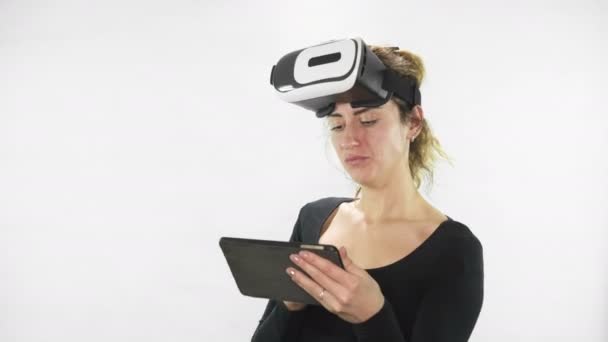 Будущее сейчас. Молодая женщина показывает большие пальцы и играет в VR-очки. Красивая женщина трогает что-то с помощью современных очков виртуальной реальности — стоковое видео