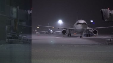 Havaalanında kar fırtınası. Uçak iş işçi ve servis arabaları