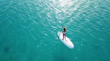 Genç kızın havadan görünümü tatil kürek çekmeye kalk. Bir genç kadın Sup yatılı görüntüsünü izleme