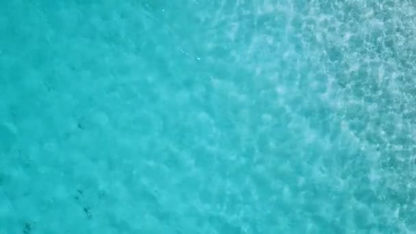 空中撮影。高い高度、海の波から日光の下で光沢のある海. — ストック動画