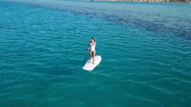 Genç kızın havadan görünümü tatil kürek çekmeye kalk. Bir genç kadın Sup yatılı görüntüsünü izleme