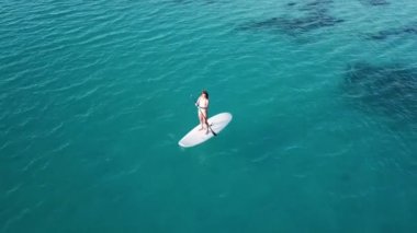 Genç kızın havadan görünümü tatil kürek çekmeye kalk. Bir genç kadın Sup yatılı görüntüsünü izleme