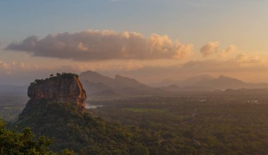 Maui Hawaii adasında Haleakala zirvesinde gündoğumu
