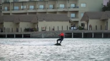 Adam Kitesurfing içinde okyanus içinde yaz mu aşırı numara başarısız oldu