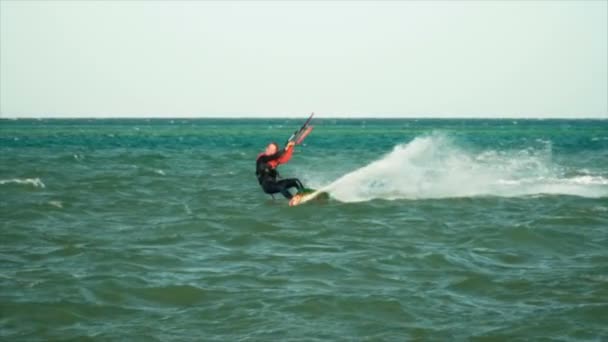 Людина Кайтсерфінг в океані влітку робить екстремальний трюк — стокове відео