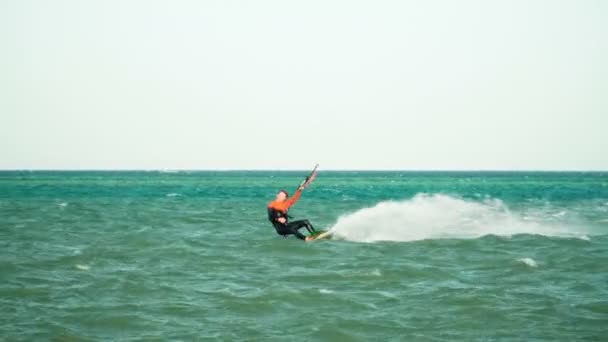 Hombre Kitesurf en el océano en verano hace truco extremo — Vídeos de Stock