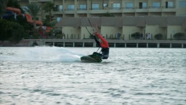 Mannen Kitesurfing i havet i sommar gör extrema knep misslyckades — Stockvideo