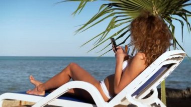 Parti kokteyl ile sahilde bikinili genç kız