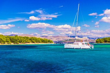Rahat bir Akdeniz Adası hava görünümünü. Mavi lagün ada cenneti. Hırvatistan Adriyatik Denizi, popüler turistik destinasyon. Açık deniz suyu.