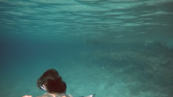 在蓝色泳衣游泳水下慢动作的女人 — 图库视频影像