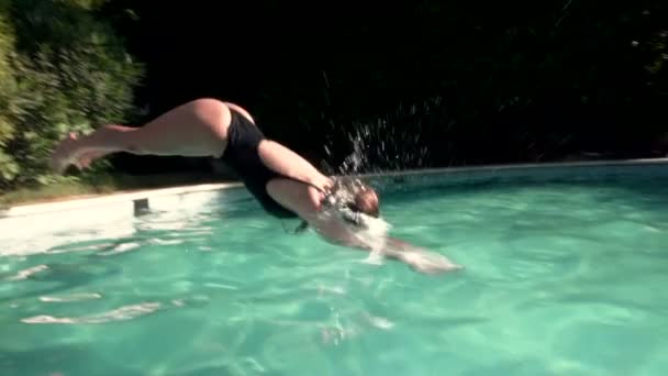 Mujer en traje de baño azul nadando bajo el agua en cámara lenta — Vídeo de stock