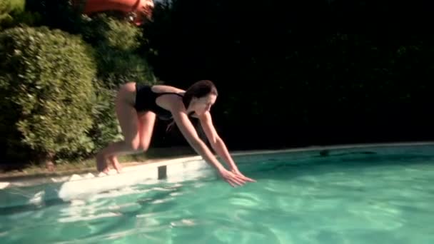 Vrouw in blauwe badpak zwemmen onder water in slow motion — Stockvideo