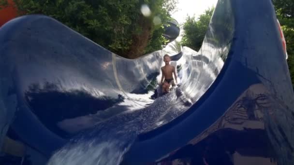 溅入池，慢动作的男孩 — 图库视频影像