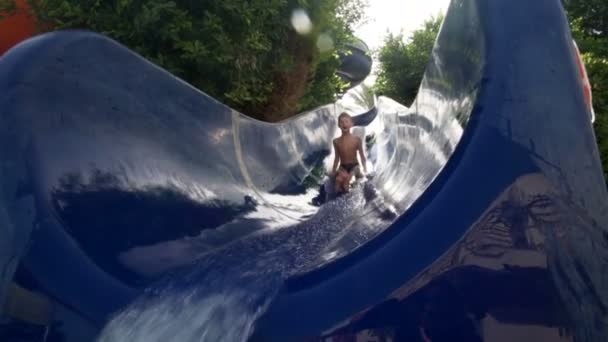 Garçon éclaboussant dans la piscine, au ralenti — Video