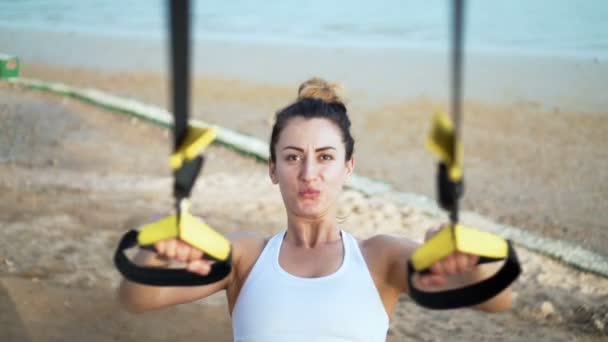 Chica haciendo deportes en la playa — Vídeos de Stock