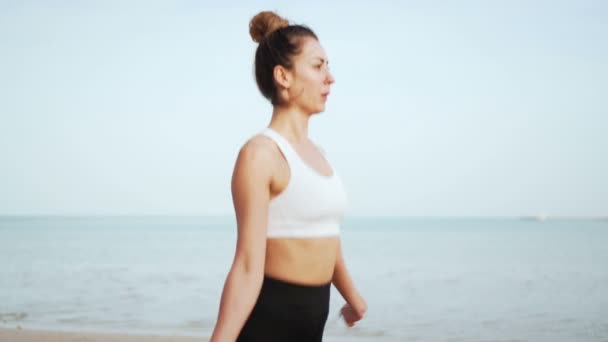 Meisje doet sporten op het strand — Stockvideo