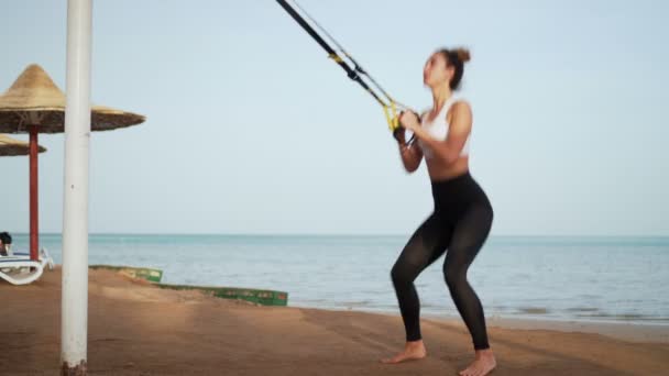 Chica haciendo deportes en la playa — Vídeos de Stock