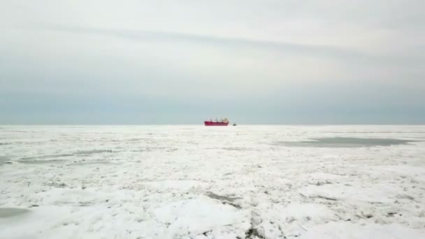 Flygfoto. Fartyget seglar genom havet isen på vintern, närbild — Stockvideo