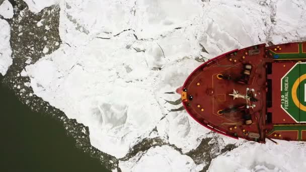 Вид с воздуха. Корабль плывет зимой по морскому льду крупным планом. — стоковое видео
