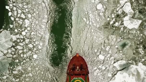 Luchtfoto. Het schip vaart door het zeeijs in de winter, close-up — Stockvideo