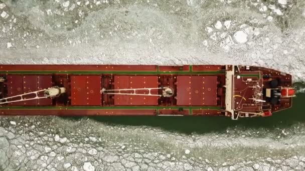Vue aérienne. Le navire navigue à travers la glace de mer en hiver, gros plan — Video