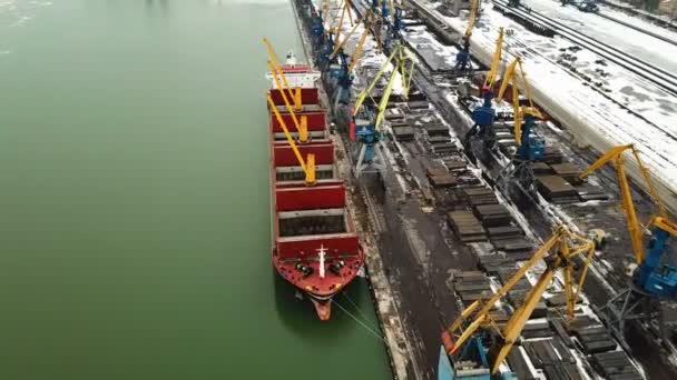 Amarre de un buque en un puerto mediante remolcadores — Vídeo de stock