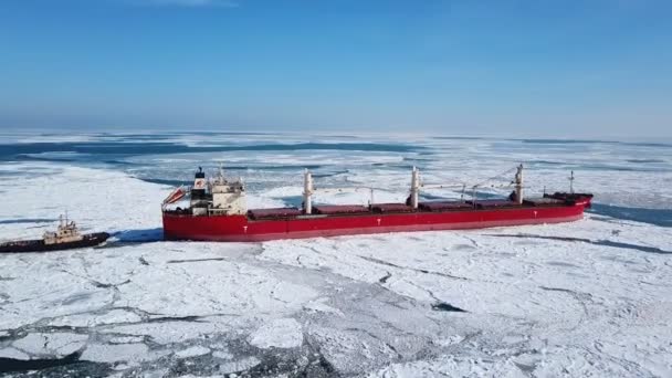 Vista aérea. El barco navega a través del hielo marino en el invierno, de cerca — Vídeos de Stock