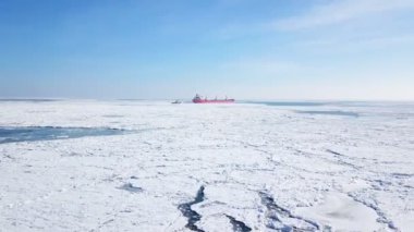 Havadan görünümü. Gemi yelken deniz buz ile kışın, yakın çekim