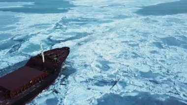 Havadan görünümü. Gemi yelken deniz buz ile kışın, yakın çekim